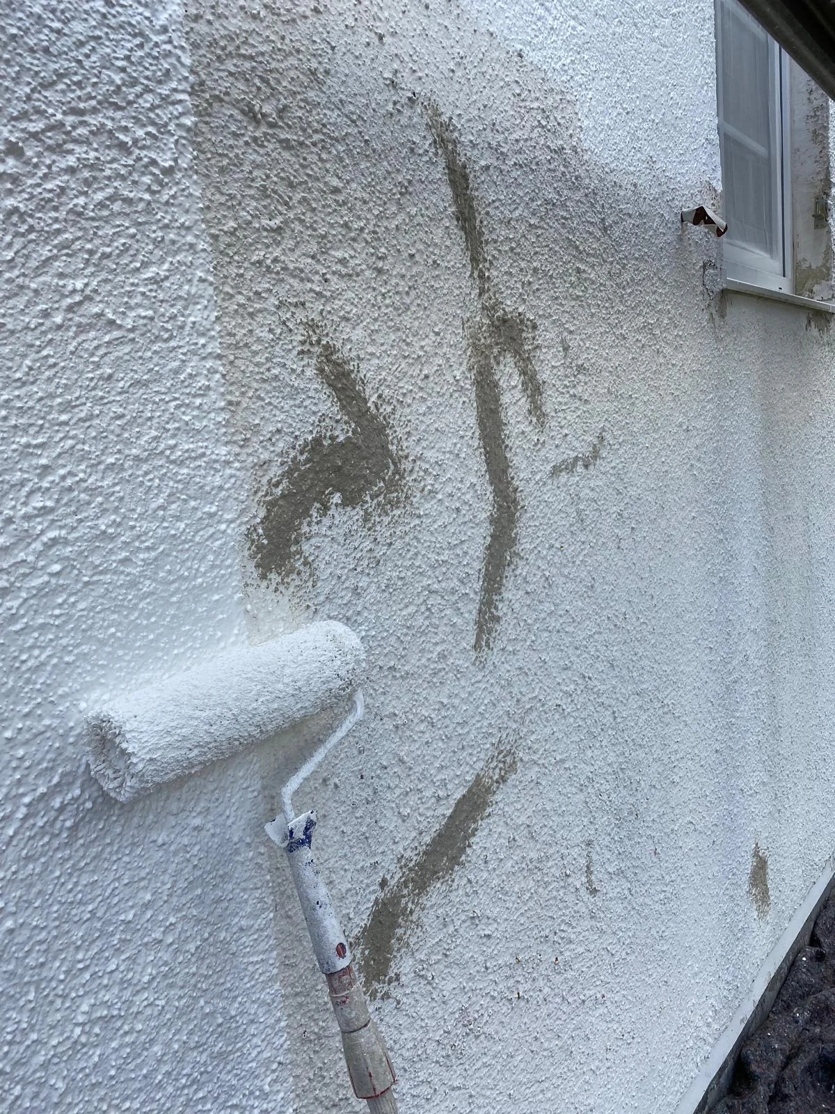 Anstrich einer ausgebesserten Putzfassade