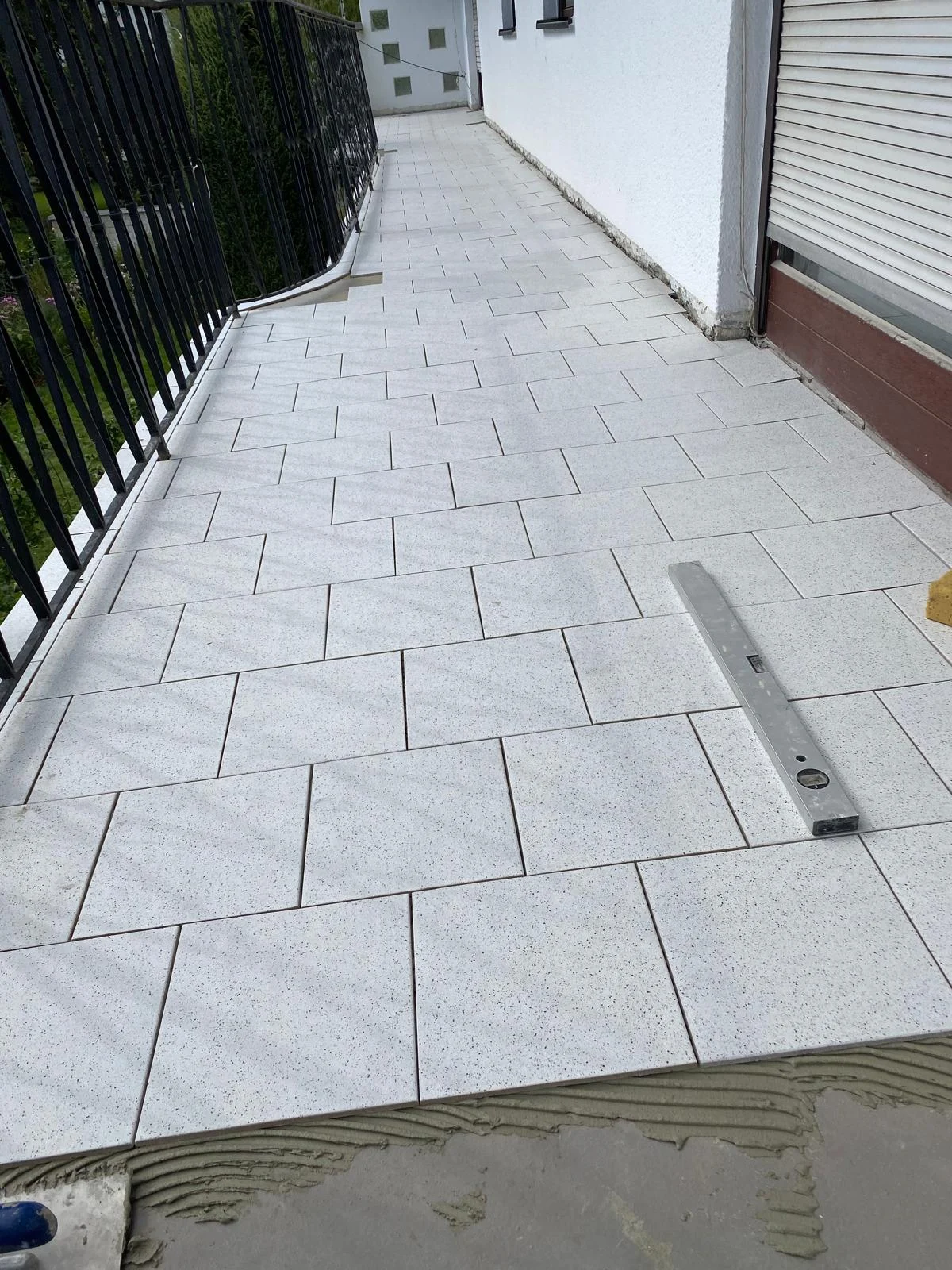 Fliesenarbeiten auf einem Balkon