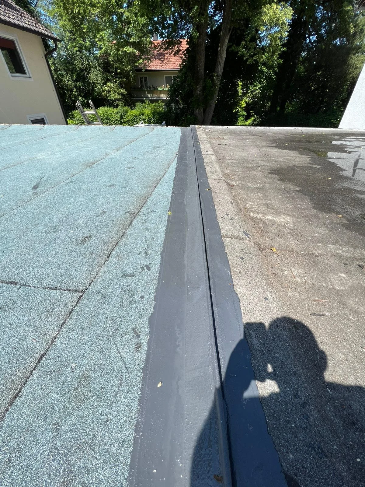 Abgedichteter Anschluss auf einem Flachdach