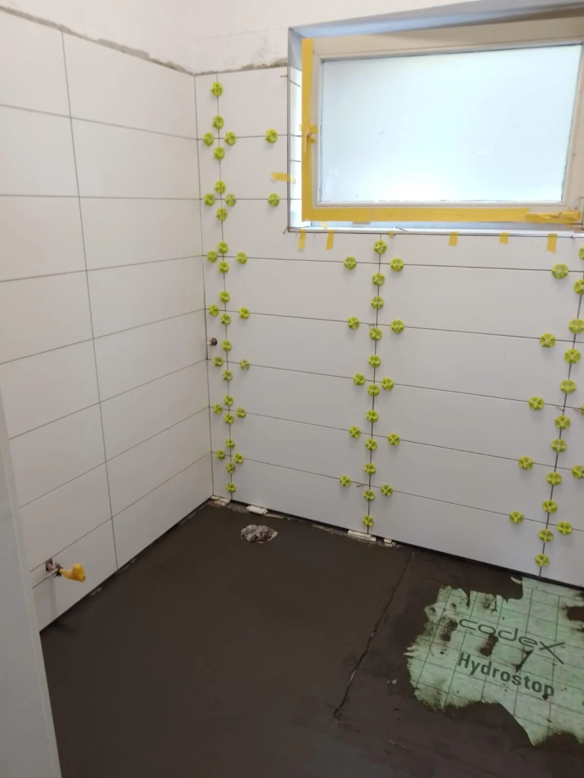 Verlegung großformatiger Wandfliesen
