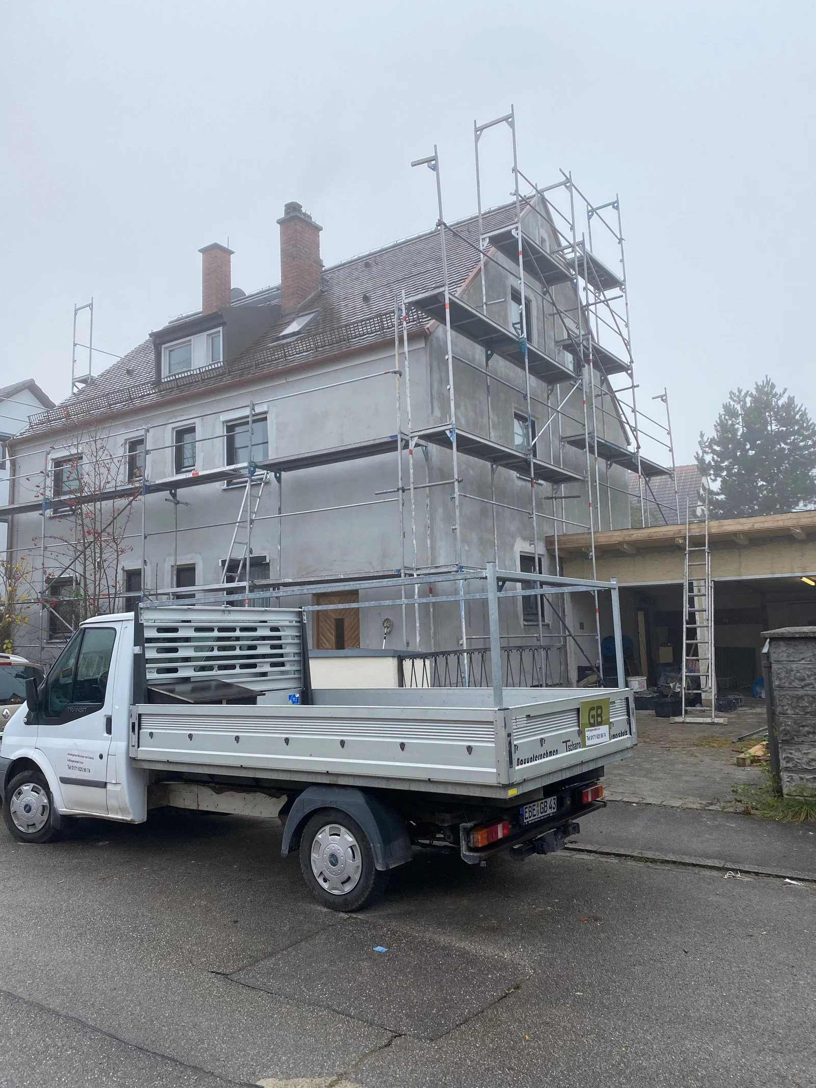 Eingerüstetes Wohnhaus während der Sanierungsarbeiten