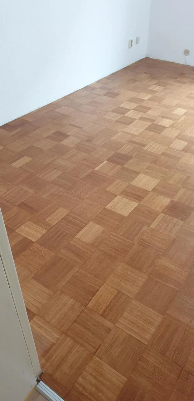 Holzparkett mit quadratischem Verlegemuster