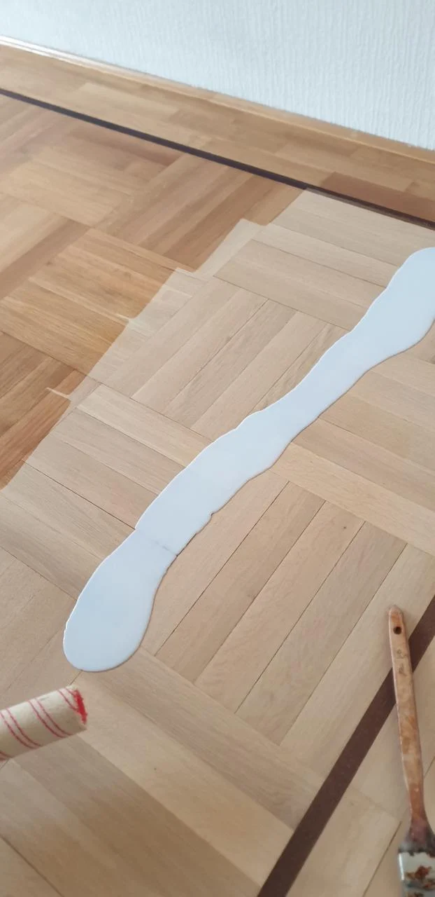 Oberflächenbehandlung eines Parkettbodens