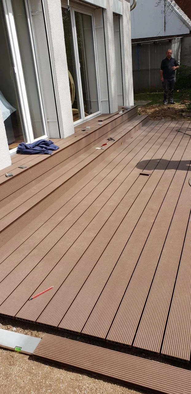Montage eines gerillten Terrassenbelags